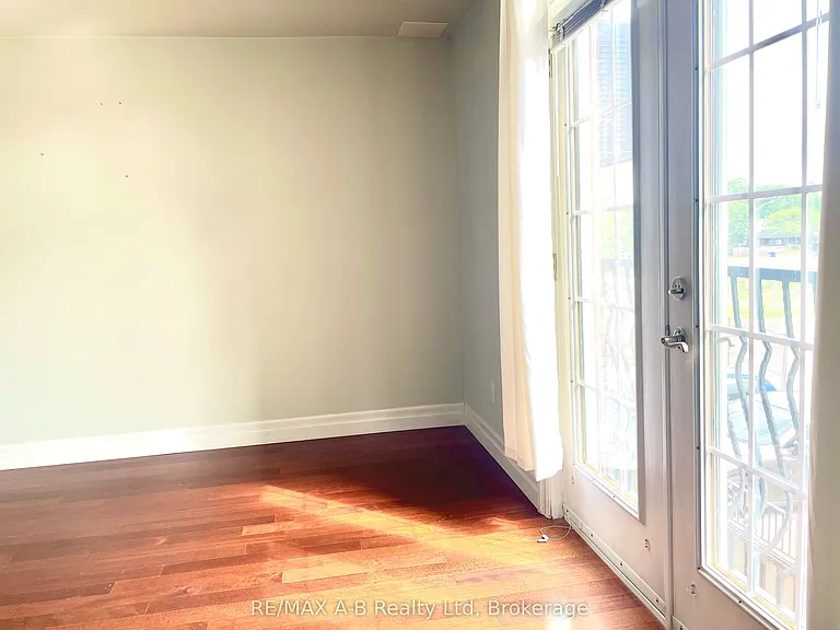 555 King St E #204 — Photo 9