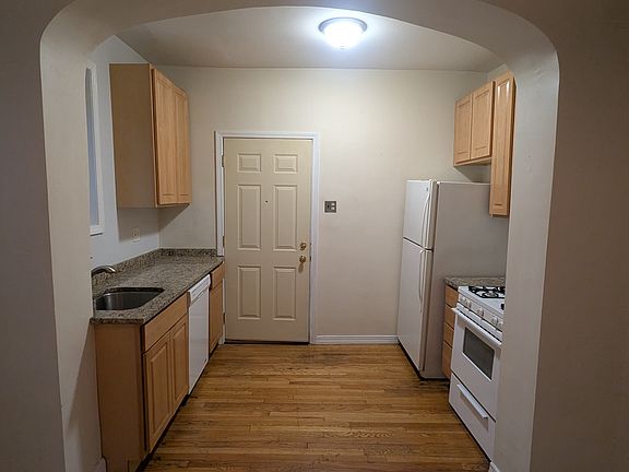 5th image of 2044 1/2 N Albany Ave #1W