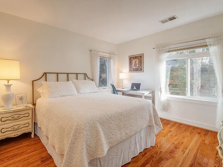 39 Clyde St #D — Photo 10