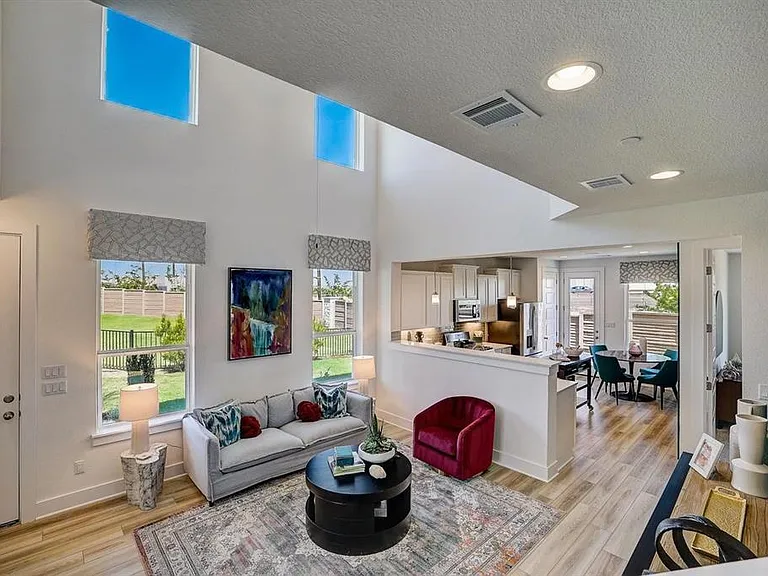 2027 Cora Ivy Ln — Photo 3