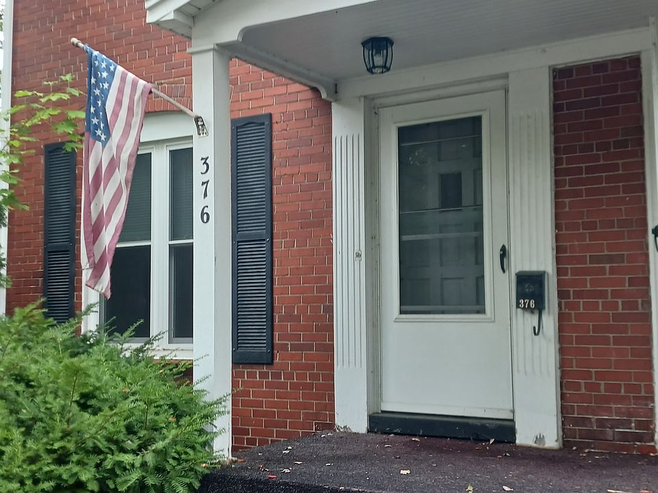 1st image of 374-376 McKenzie St N #2