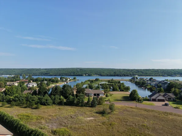 7000 Sandpiper Dr APT 2, Houghton, MI 49931