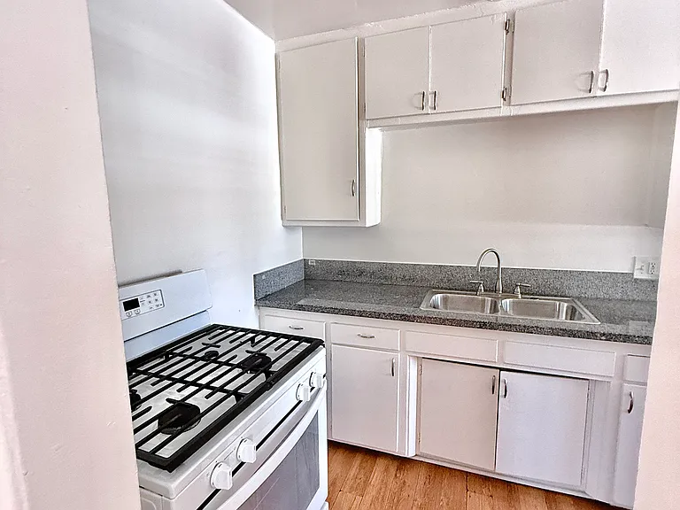 13645 Runnymede St #5 — Photo 6