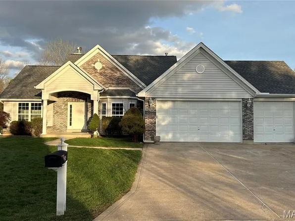 819 Hidden Spring Dr, Saint Charles, MO 63304
