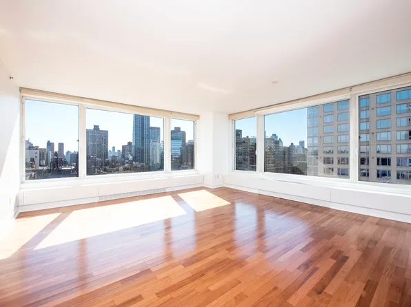 240 Riverside Boulevard image 9 of 16