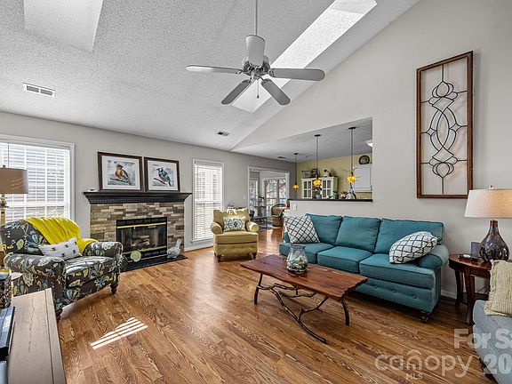 3rd image of 255 Stonehollow Rd