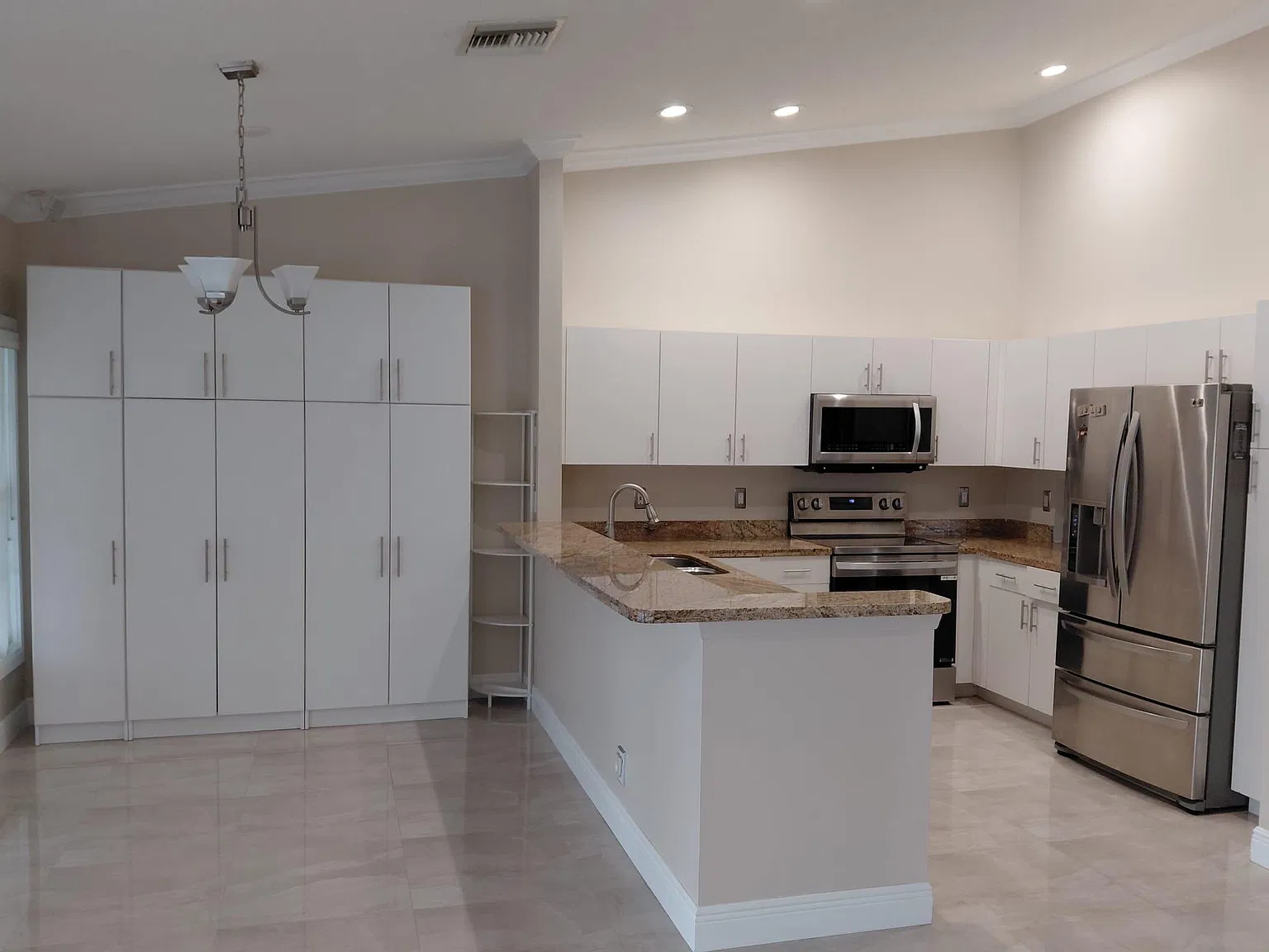 3 bed, 2.0 bath, 1922 sqft, $3,500 — Photo 4