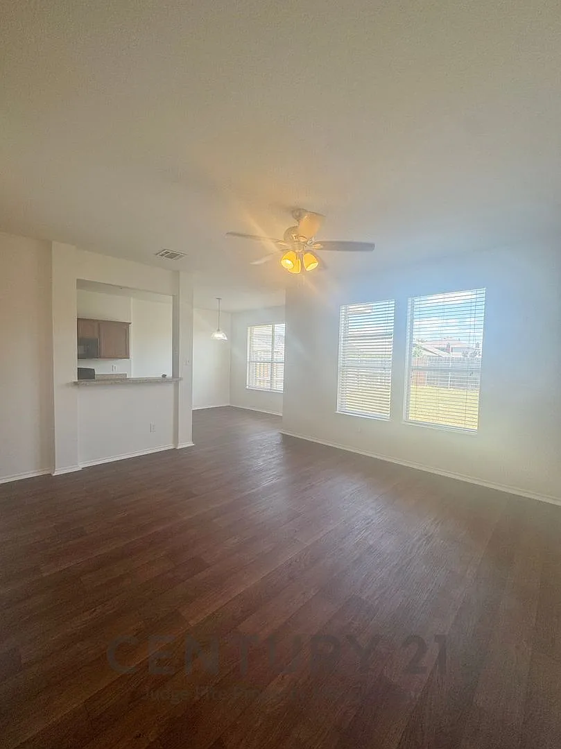 Spacious 2-Story 3/2.5/2 Townhome in Mesquite! — Photo 3