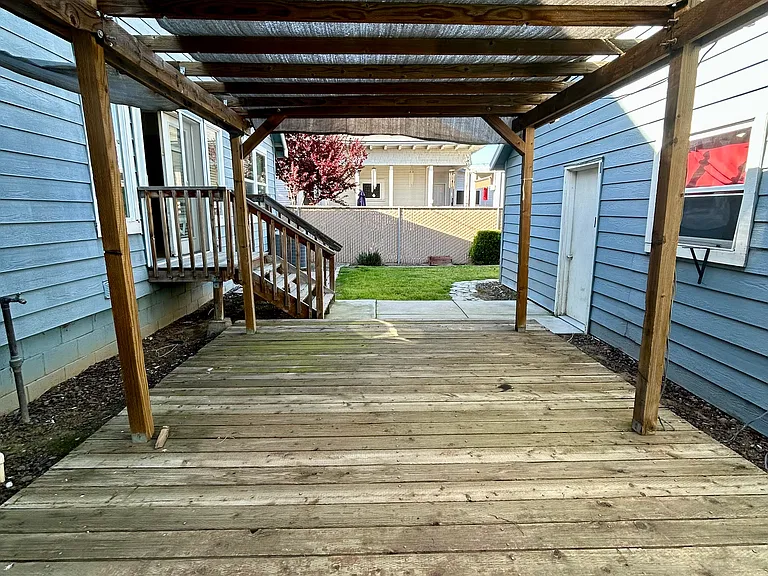 240 N Van Ness Ave — Photo 25