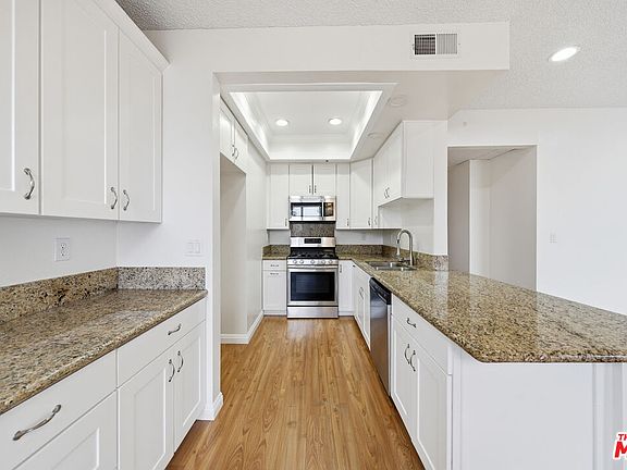 3rd image of 533 S Saint Andrews Pl Unit 313