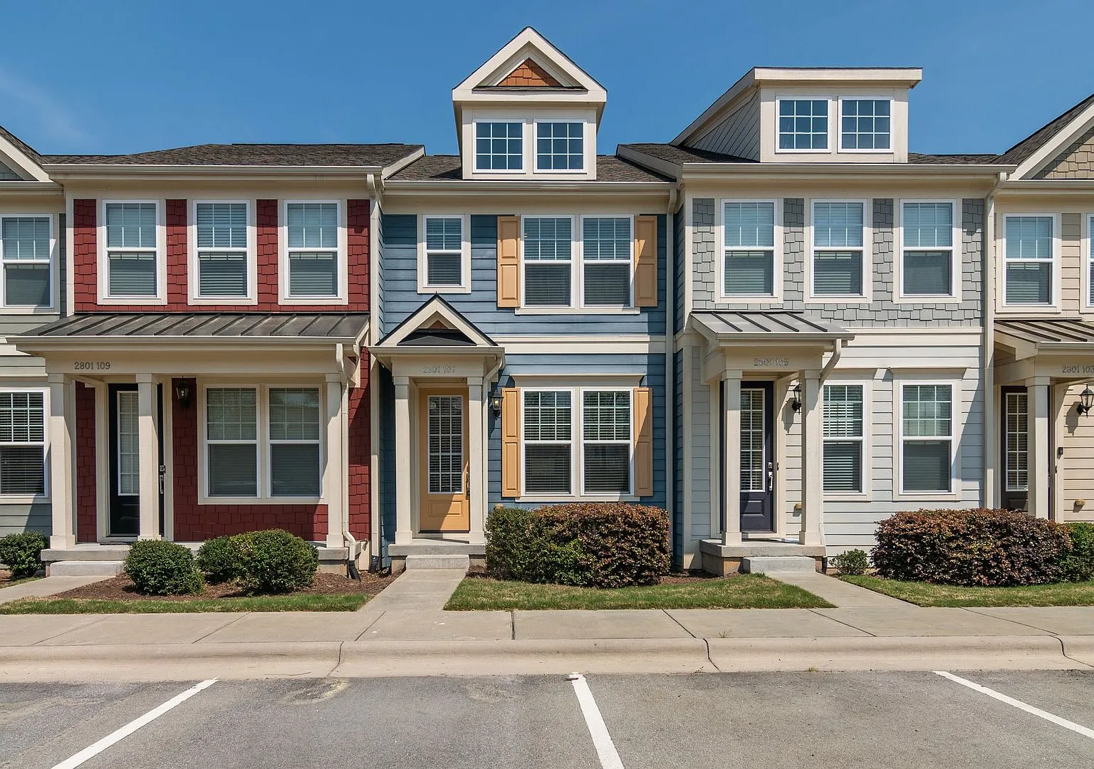 Beautiful 3BR/3.5BA Townhome | Near Raleigh Iron Works — Photo 1