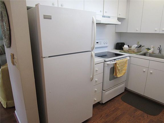 3rd image of 225 Markham K #225
