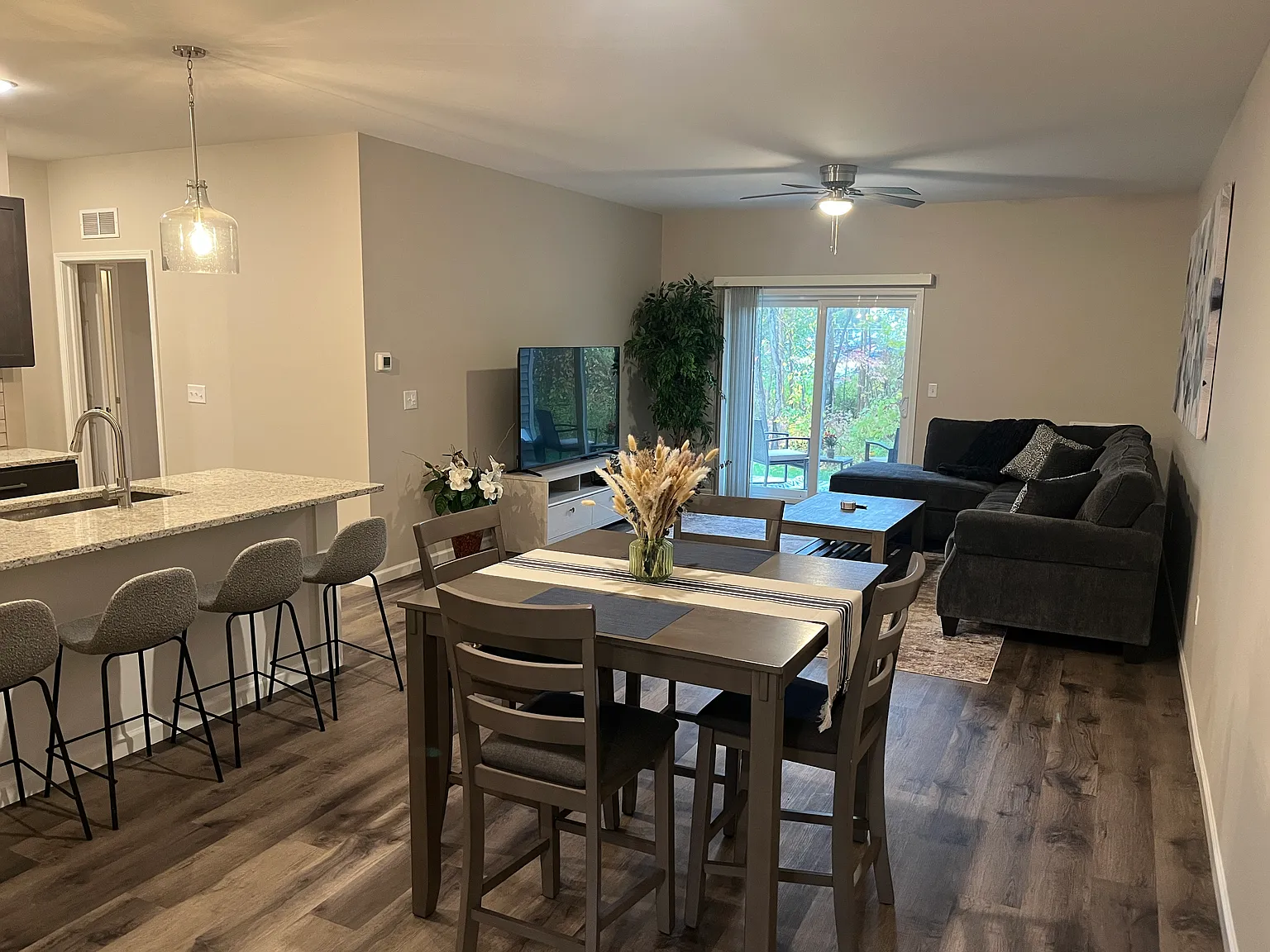 2 bed, 1285 sqft, $2,400 — Photo 4