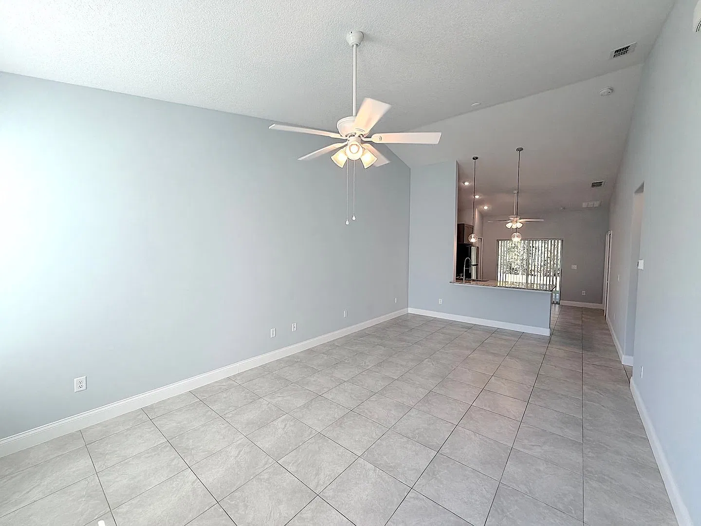 Roomy 3 Bed 2 Bath Duplex Home for Rent in Palm Coast! — Photo 4