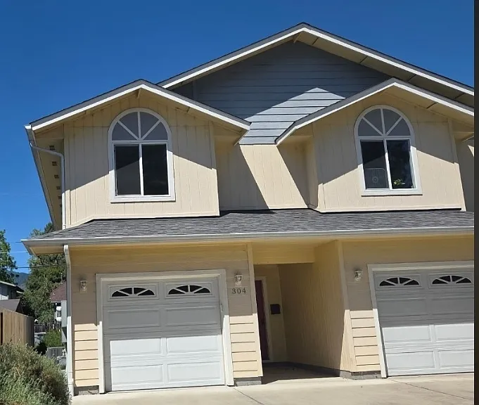 304 SE L St — Photo 1