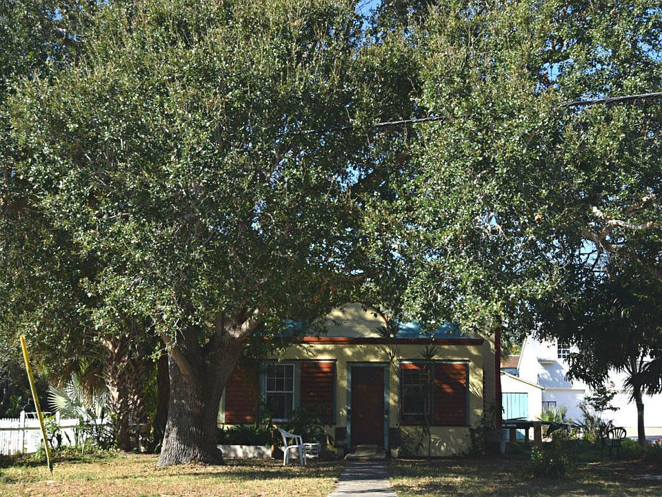 1st image of 842 SE Saint Lucie Blvd