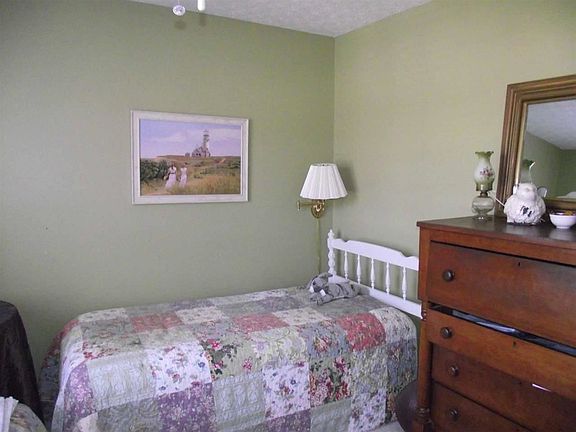 3rd image of 942 Riverbend St