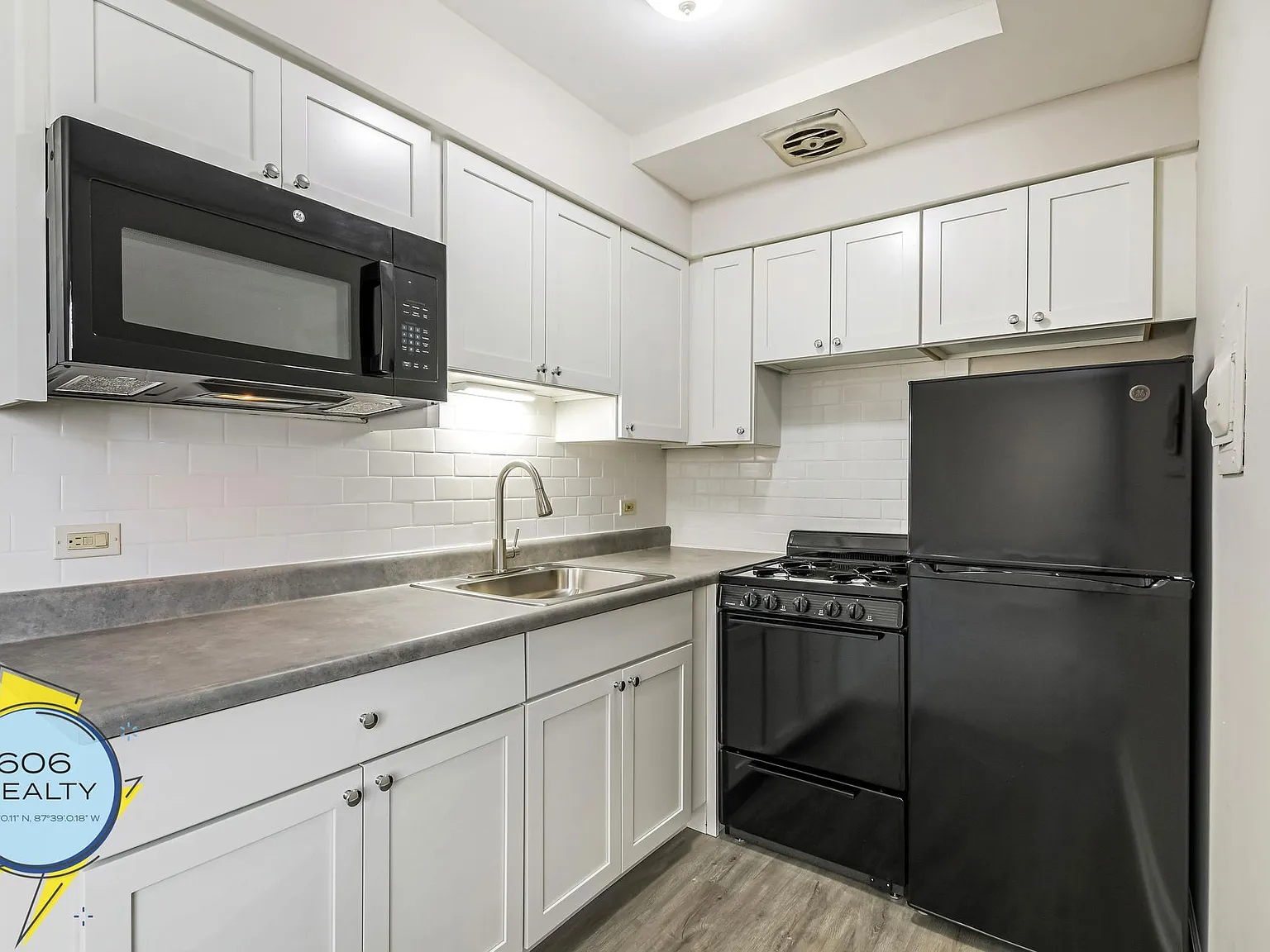 Royal Arms Apartments! Special Offer! — Photo 2