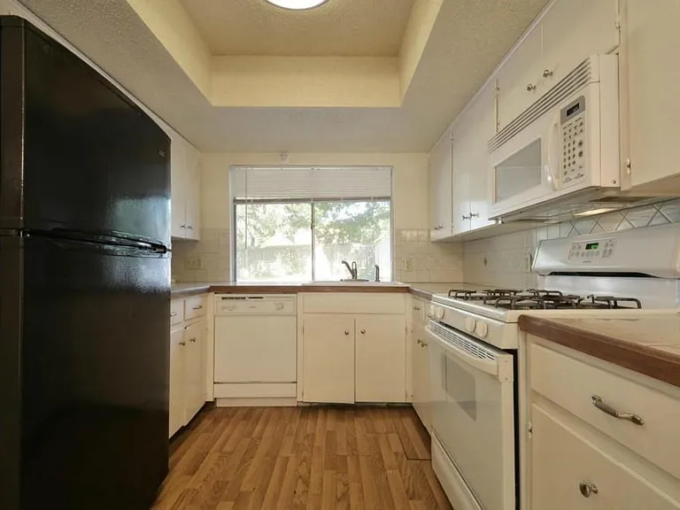9410 E Meadow Vale — Photo 12