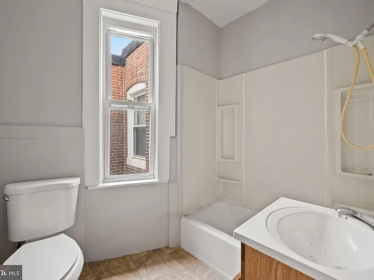 225 N Luzerne Ave — Photo 30