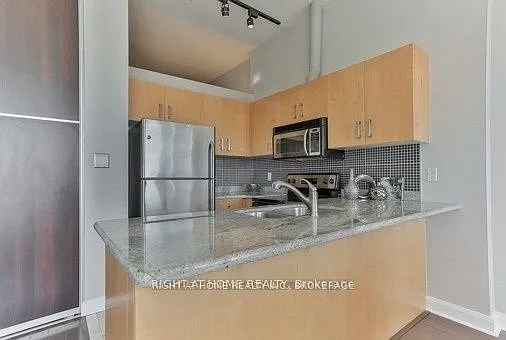 700 King St W #813 — Photo 6