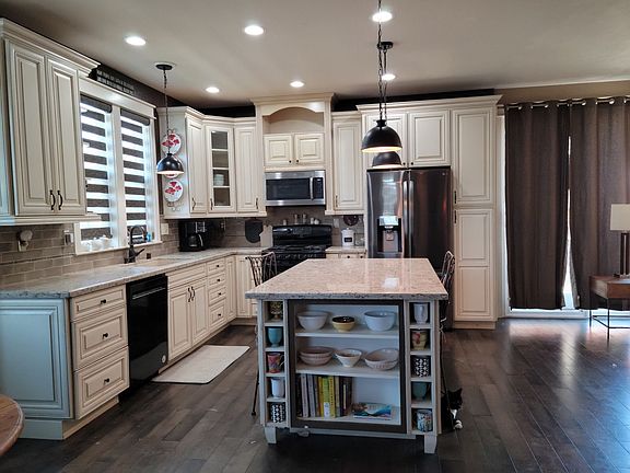 5th image of 221 Anjou Cir
