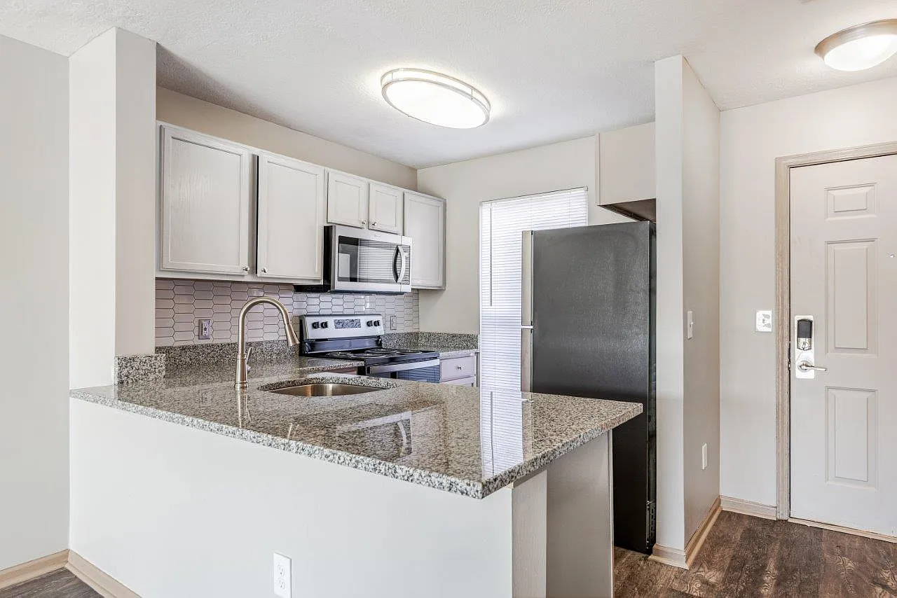 Eastpointe Lakes Apartments and Townhomes — Photo 3