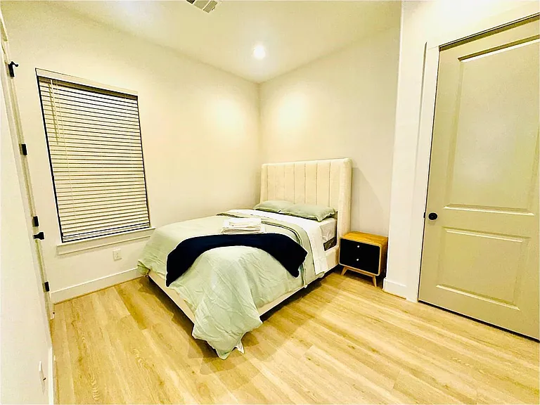 2339 Eagle St — Photo 14