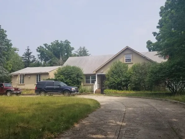 240 W 22nd St, Huntington, NY 11743