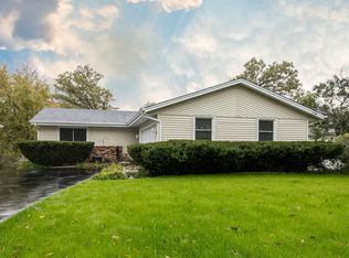 10208 Queen Oaks Dr, Machesney Park, IL 61115