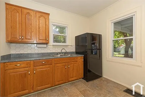 307 Richardt Ave — Photo 5