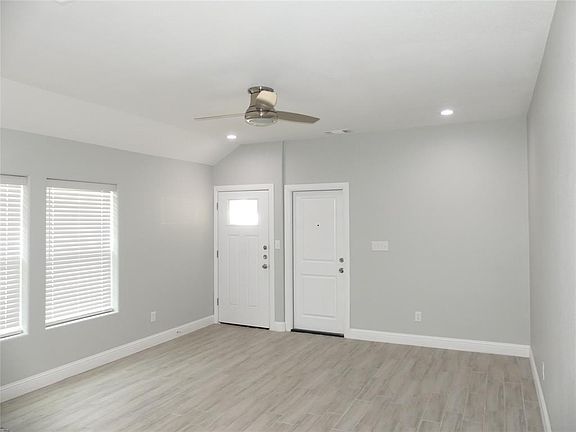 4th image of 608 E College St