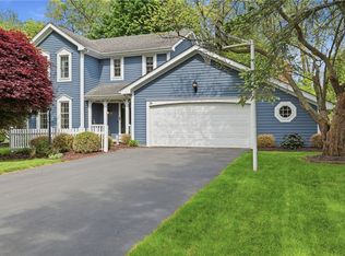 38 Bending Oak Dr, Pittsford, NY 14534