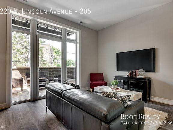 2nd image of 3220 N Lincoln Ave #205
