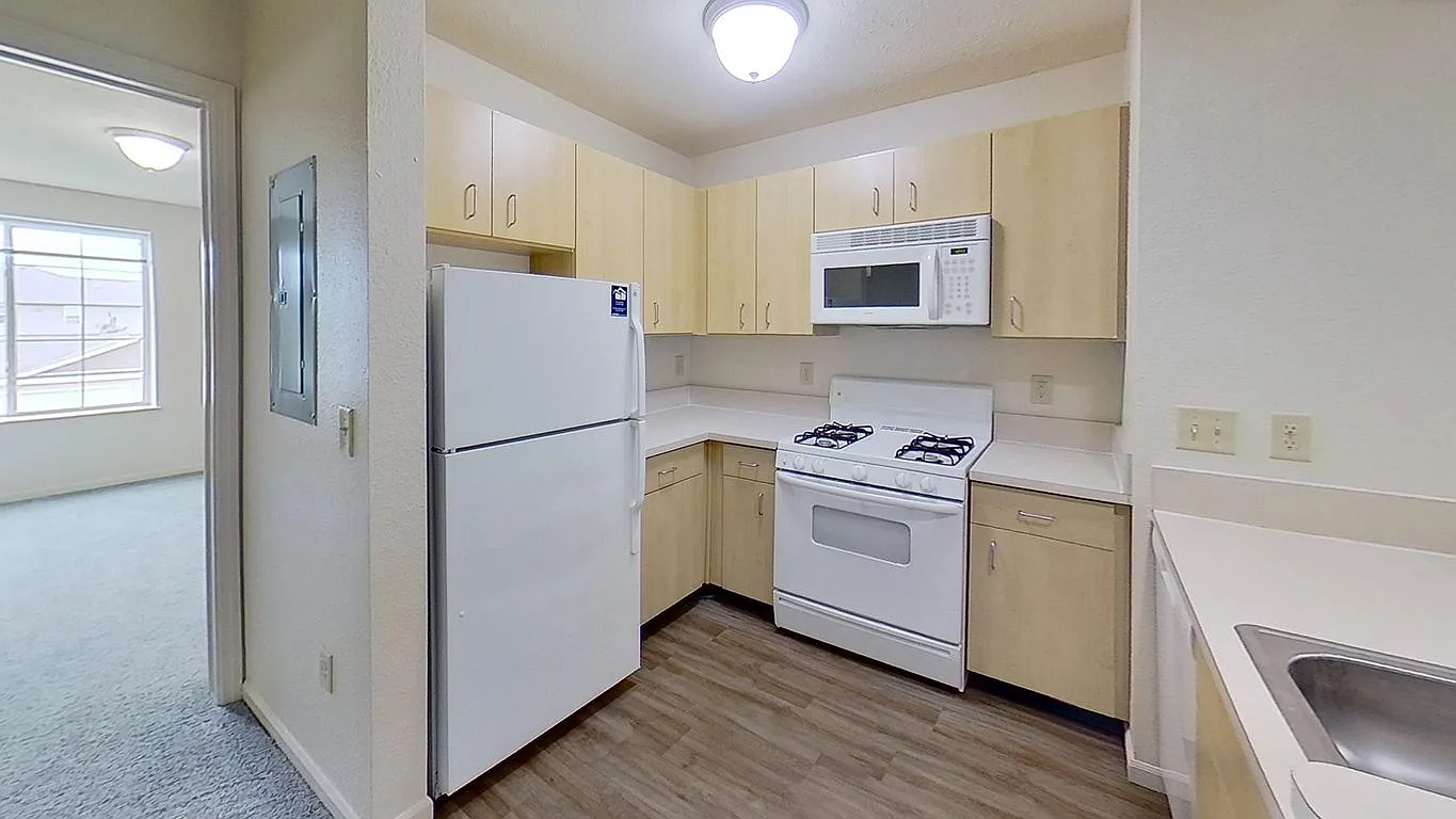 Colonial Pointe at Fairview Apartments — Photo 2