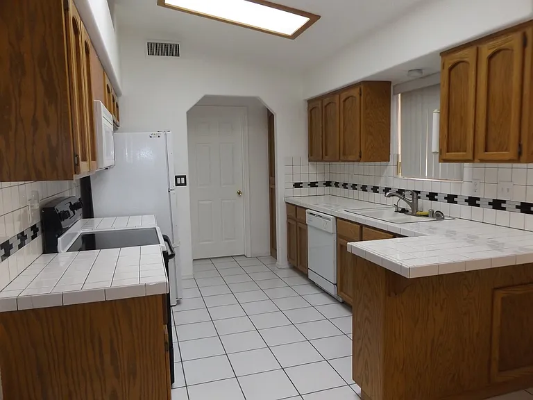 3233 Iroquois Ct — Photo 4