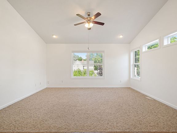 3rd image of 812 Union Ave NE