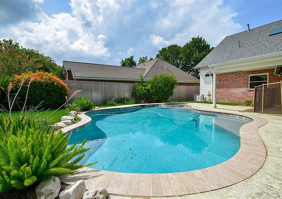 1st image of 2102 Woodland Dr