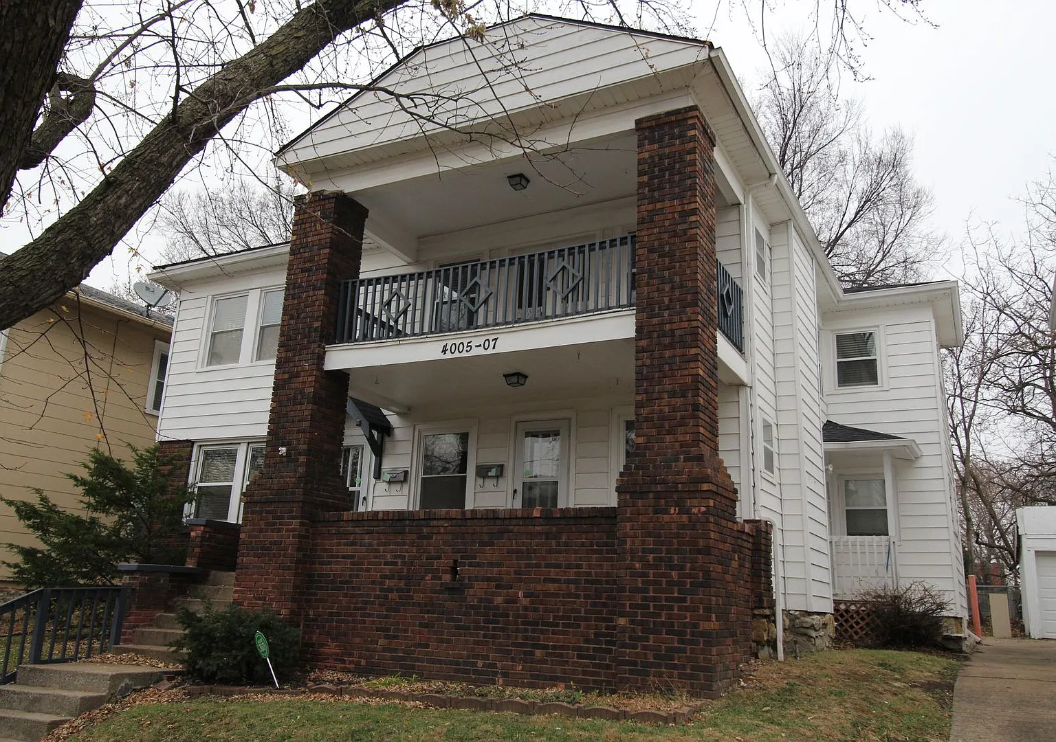 Remodeled 2 Bedroom 1 Bath Duplex Within Walking Distance to KU Med & The 39th Street Shops & Res... — Photo 2