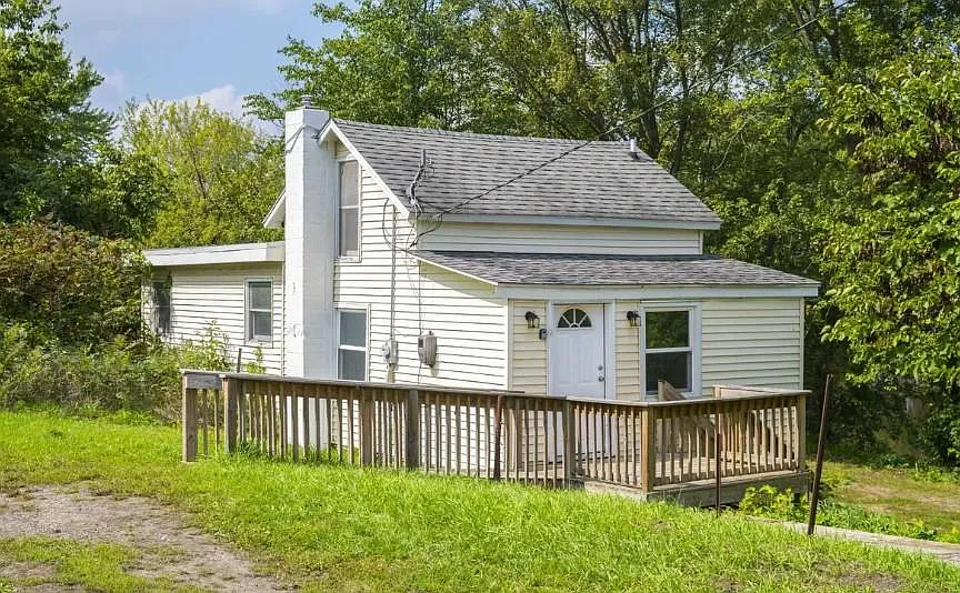 2261 Segwun Ave SE — Photo 2