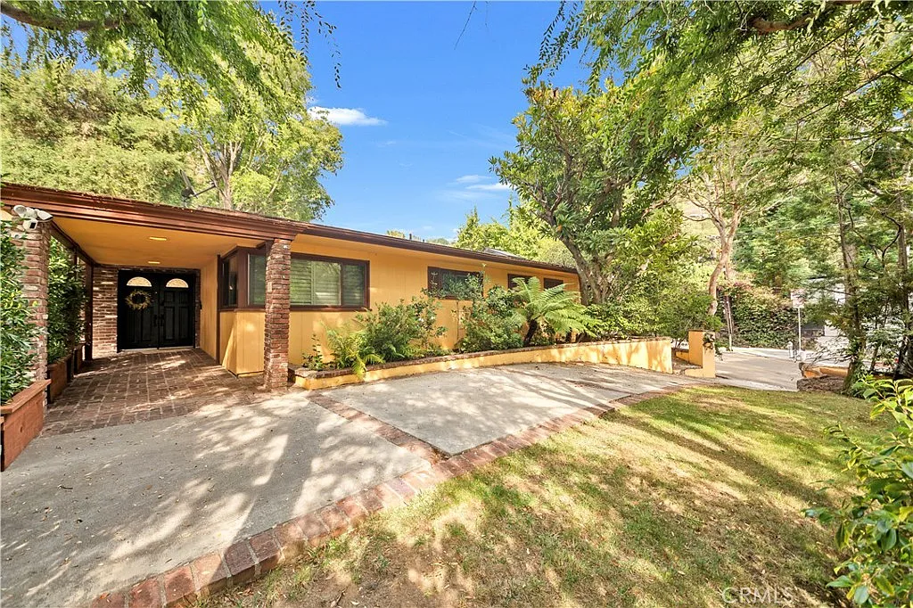 Building Photo - 2500 Benedict Canyon Dr