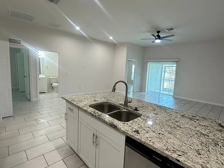 3305 SW 15th Pl #3305 — Photo 5