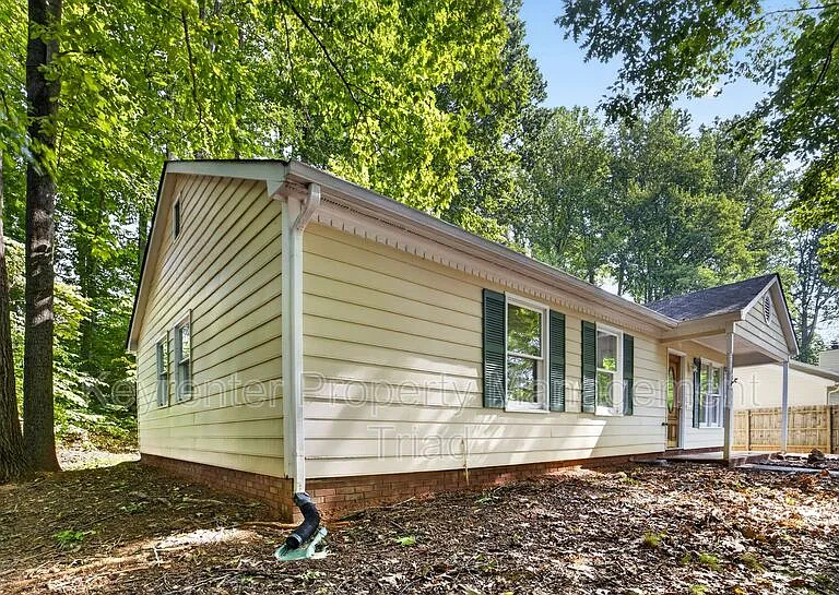 151 Laura Ave — Photo 25