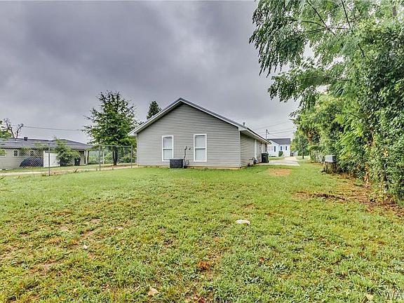3rd image of 626 32nd Ave E