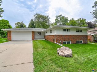 830 Cottonwood Dr, Lincoln, NE 68510