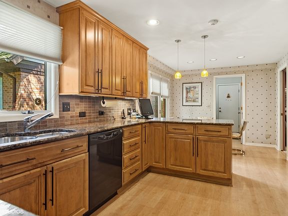 5th image of 987 Coventry Ln