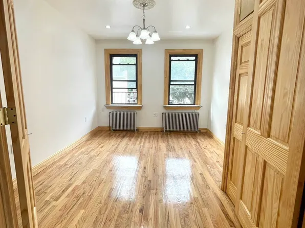 252 Devoe Street image 1 of 7