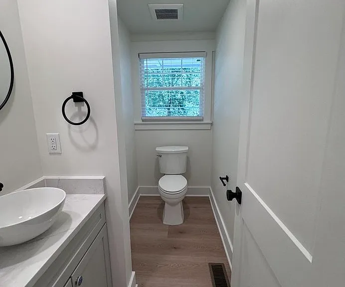 1st floor 1/2 bath