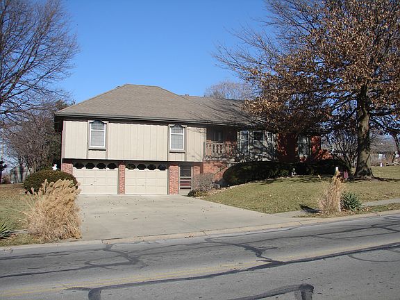 2nd image of 603 NW Roanoke Dr