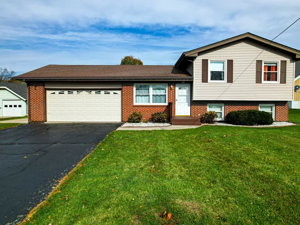 102 Main St, Monroe Center, IL 61052